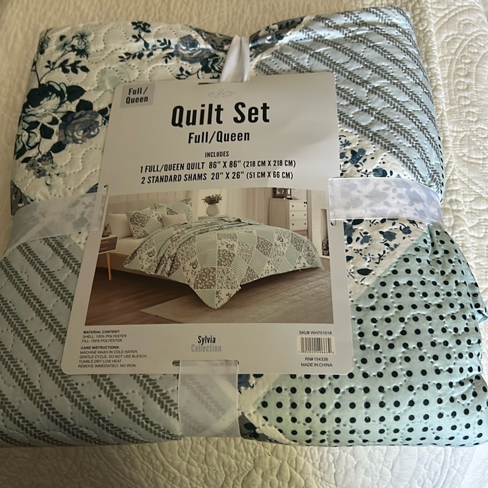 NWT Queen size quilt